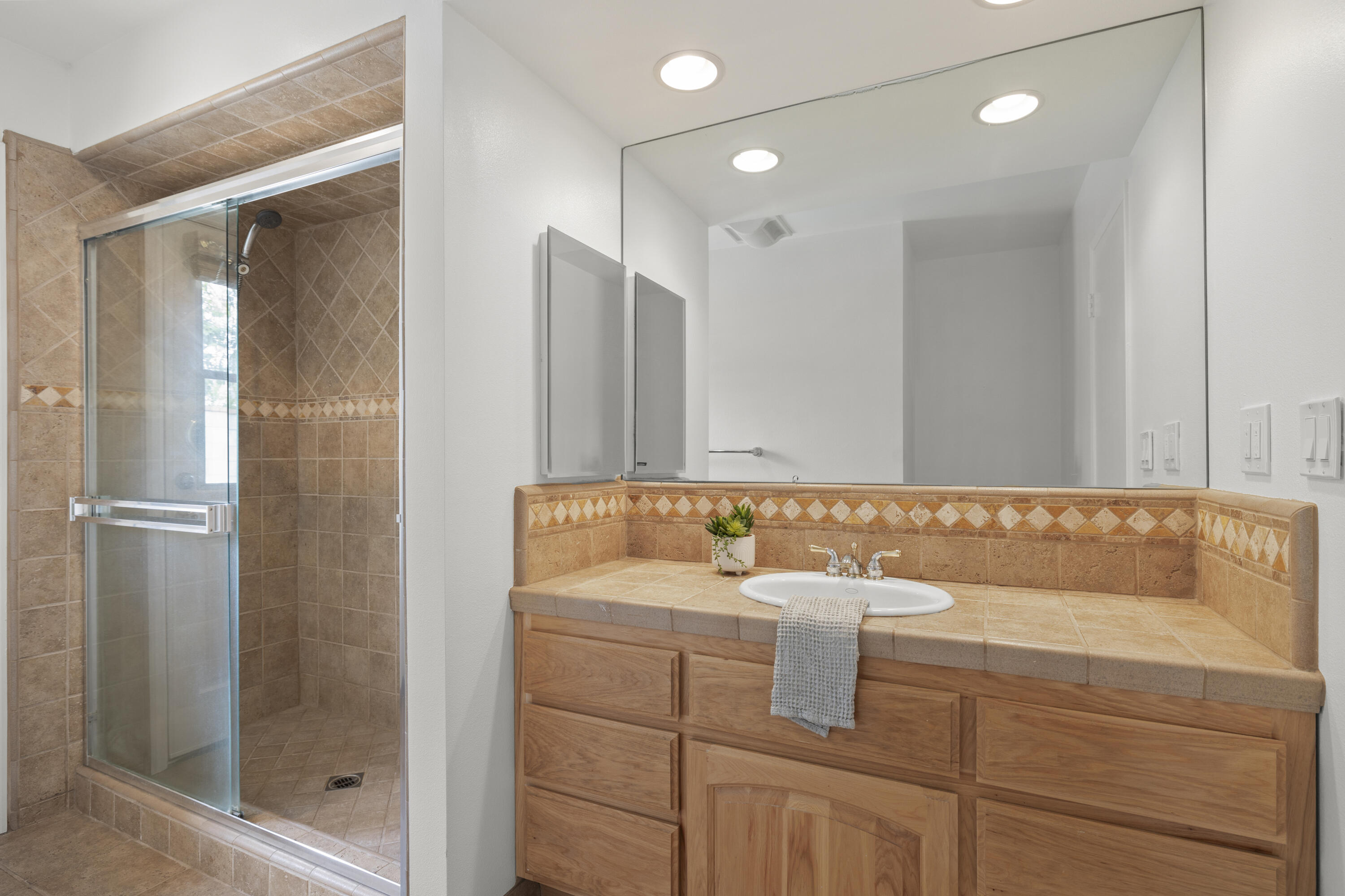 Oxnard, California 93030, United States, 3 Bedrooms Bedrooms, ,3 BathroomsBathrooms,Residential,Active,164039