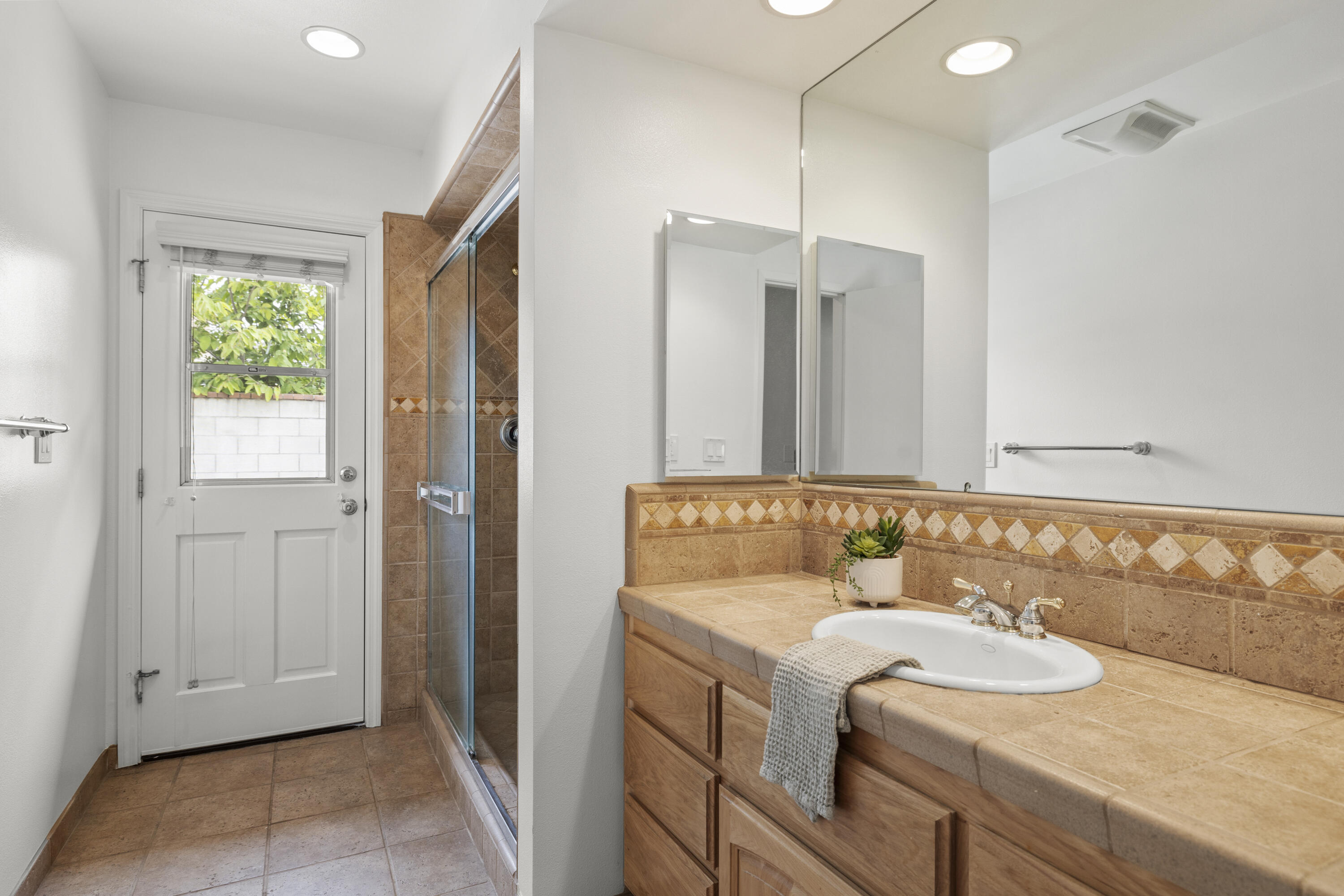 Oxnard, California 93030, United States, 3 Bedrooms Bedrooms, ,3 BathroomsBathrooms,Residential,Active,164039