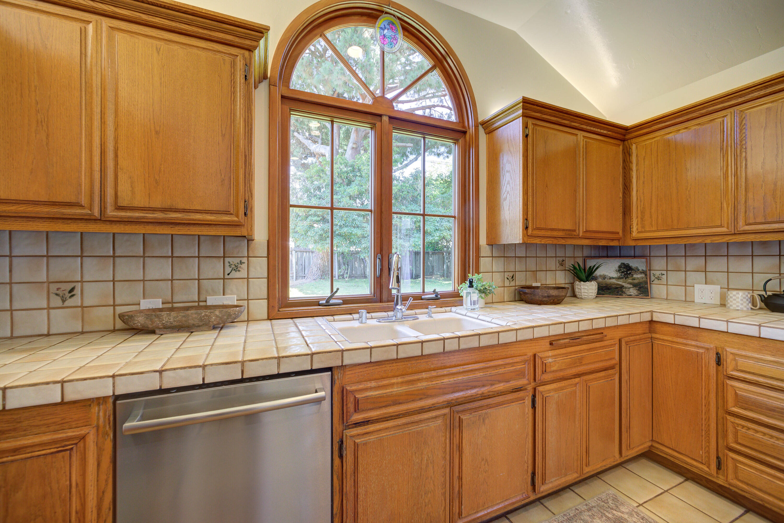 Santa Barbara, California 93117, United States, 4 Bedrooms Bedrooms, ,3 BathroomsBathrooms,Residential,Pending,186496