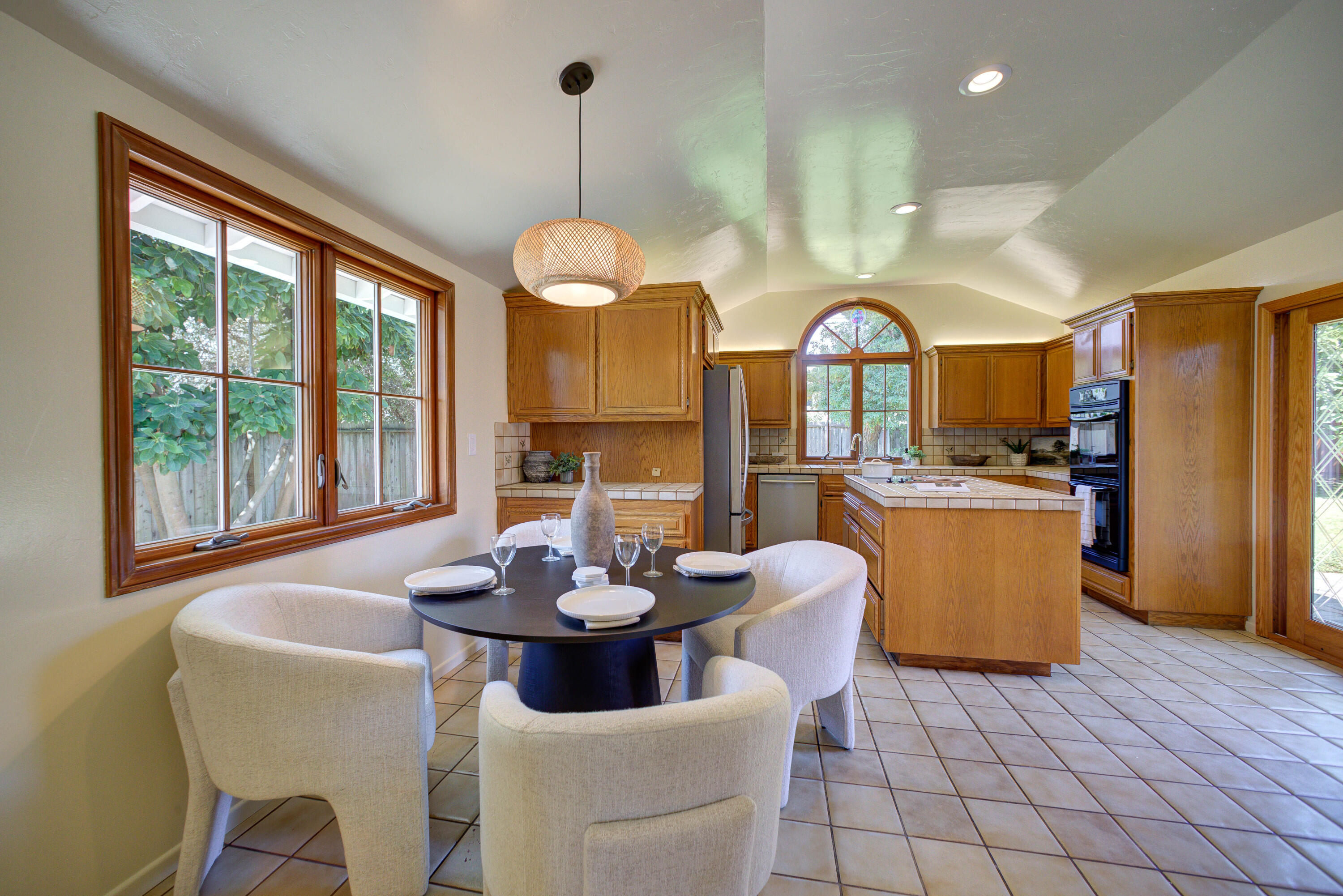 Santa Barbara, California 93117, United States, 4 Bedrooms Bedrooms, ,3 BathroomsBathrooms,Residential,Pending,186496