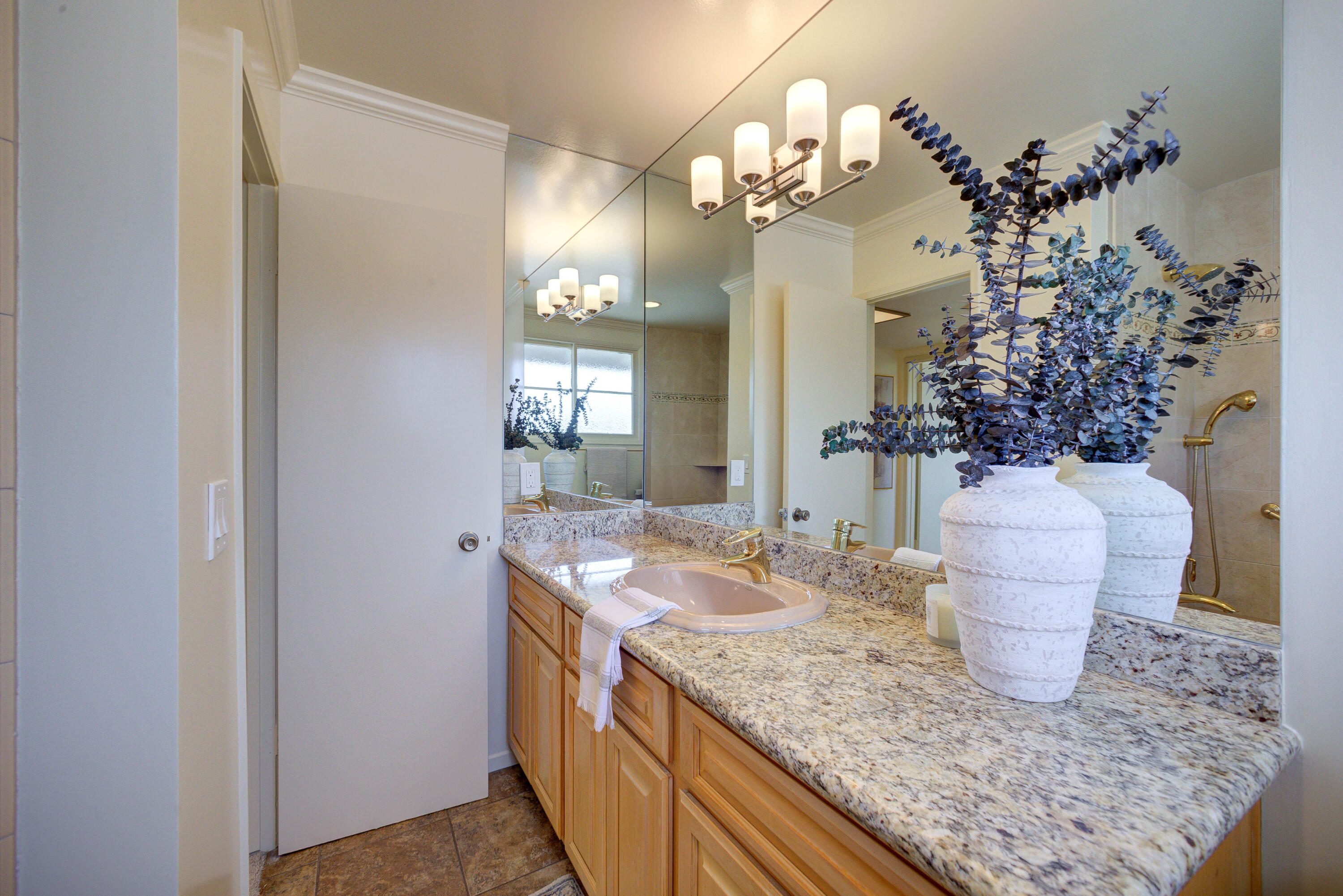 Santa Barbara, California 93117, United States, 4 Bedrooms Bedrooms, ,3 BathroomsBathrooms,Residential,Pending,186496