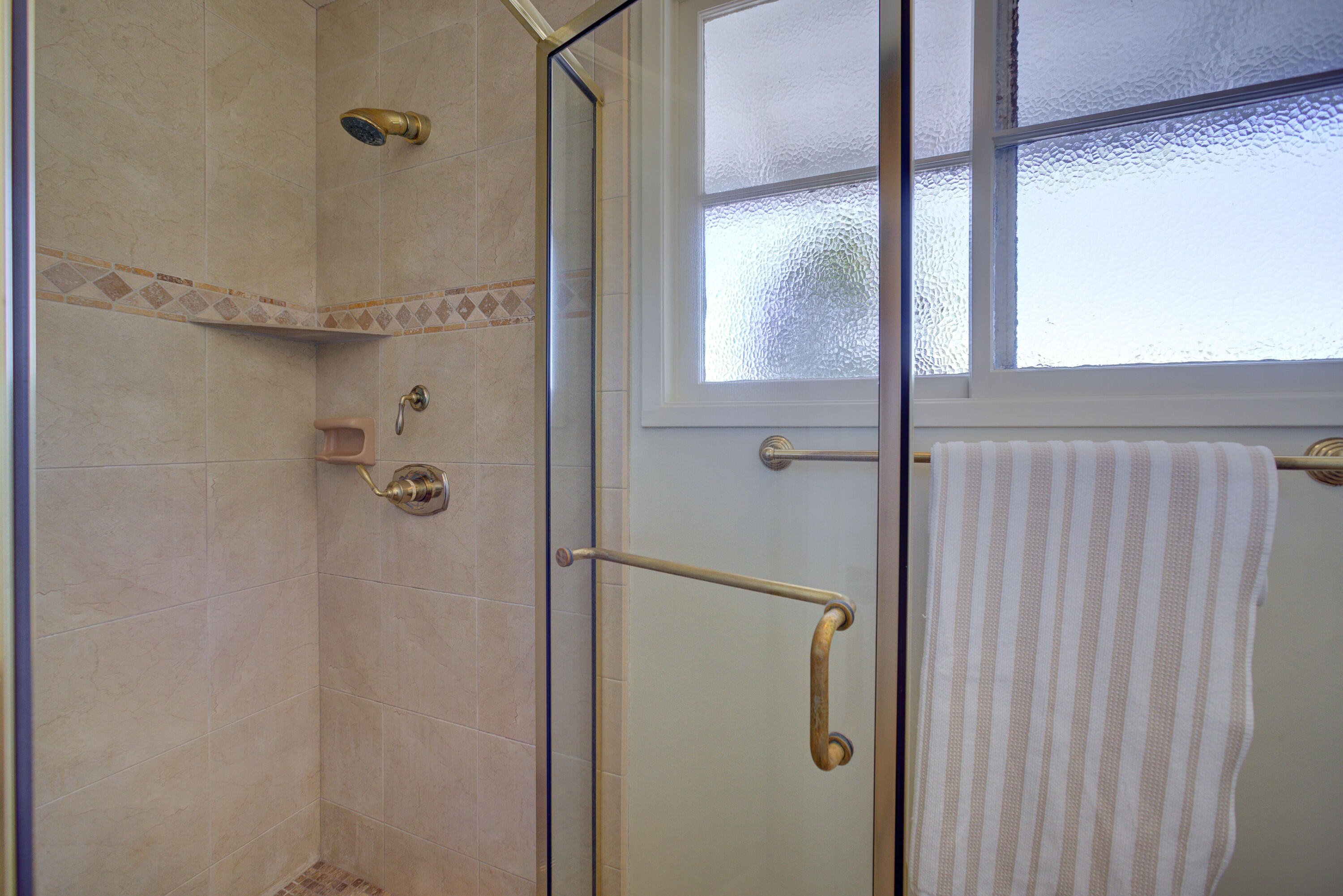 Santa Barbara, California 93117, United States, 4 Bedrooms Bedrooms, ,3 BathroomsBathrooms,Residential,Pending,186496