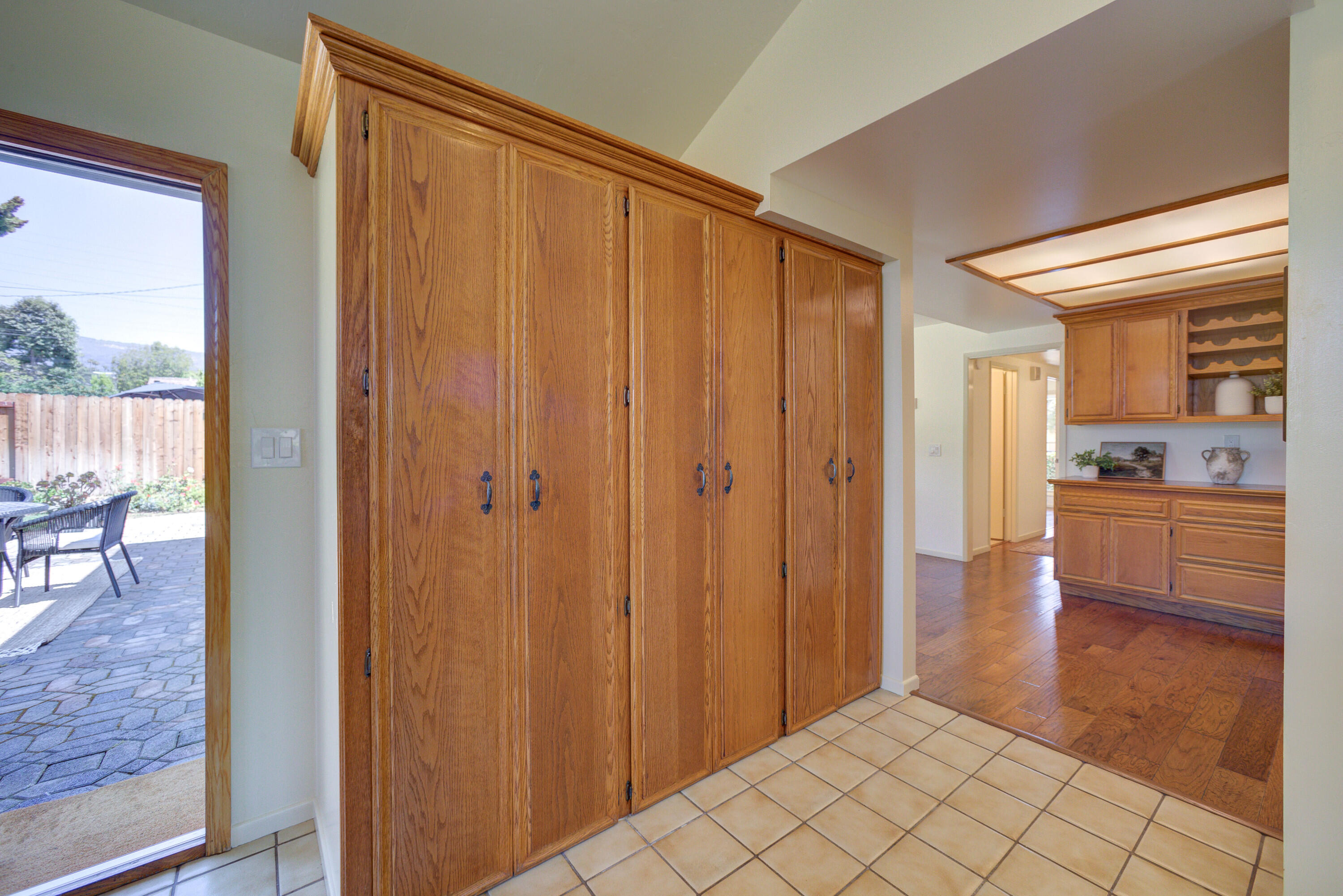 Santa Barbara, California 93117, United States, 4 Bedrooms Bedrooms, ,3 BathroomsBathrooms,Residential,Pending,186496