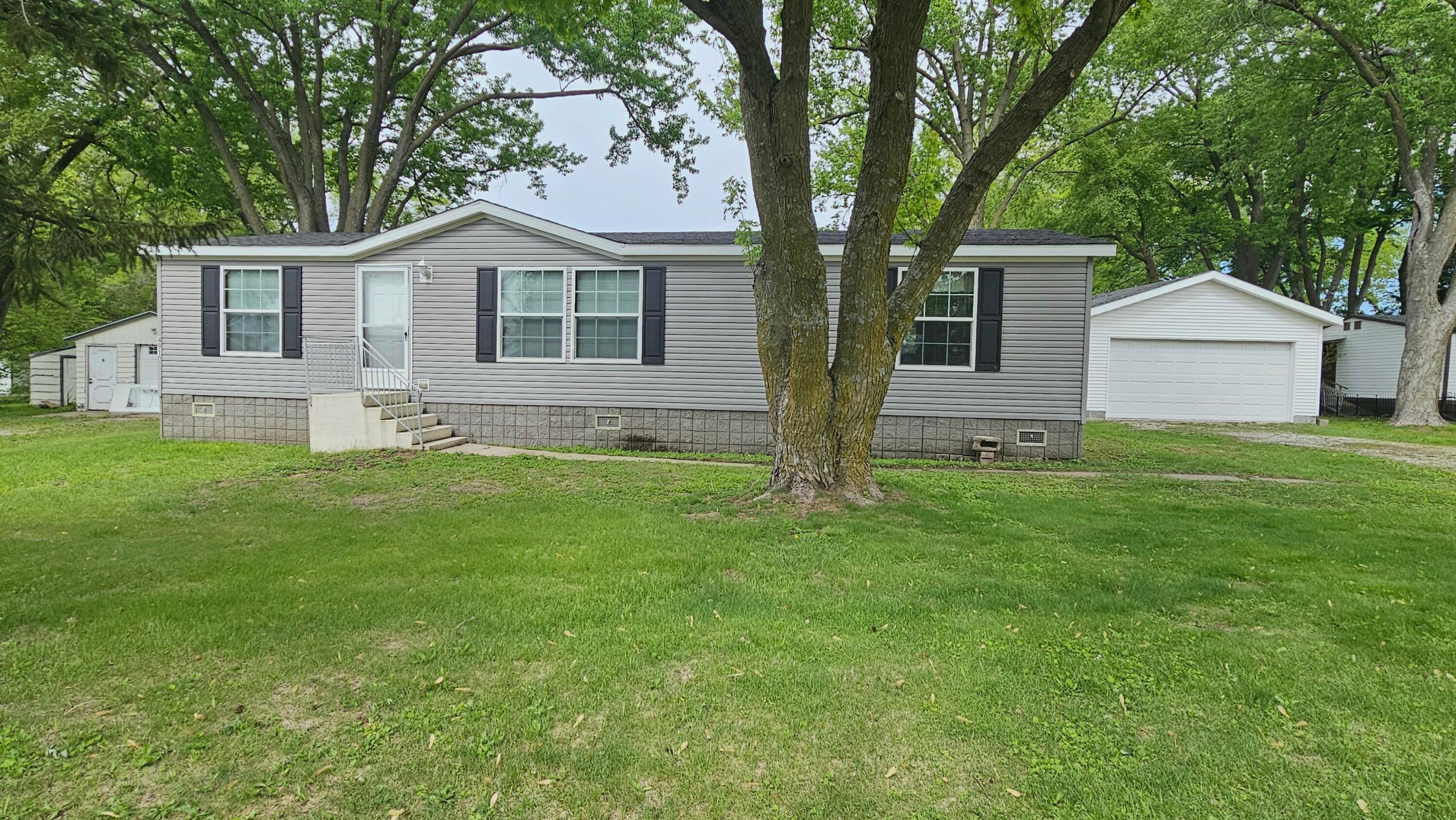Photo 1 of 27 — 4910 PERSHING DR, Muscatine, IA 52761
