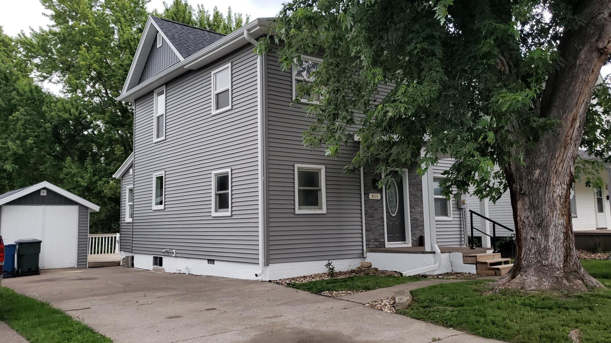 915 NEWELL - Photo 3