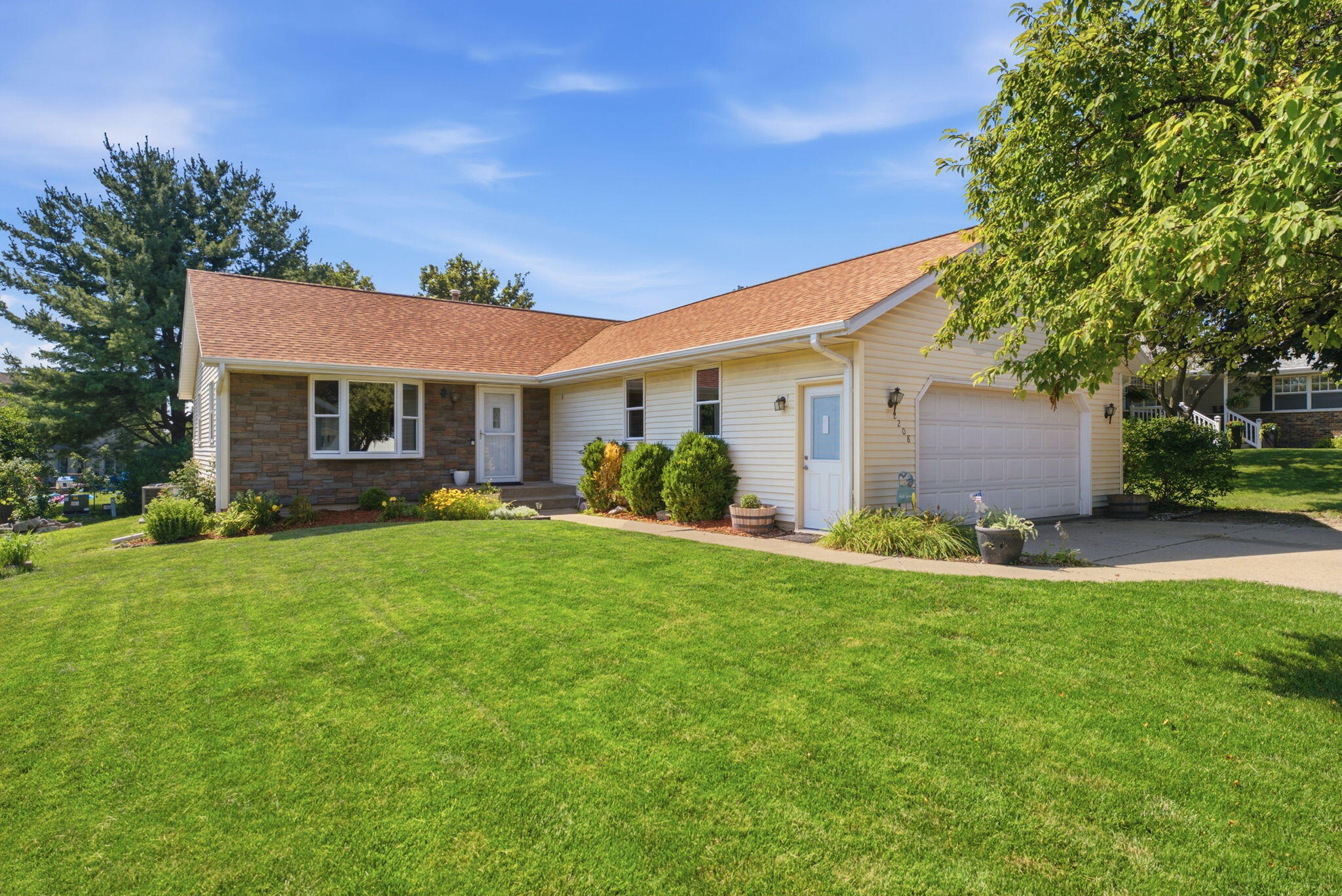 Photo 1 of 27 — 2208 5TH, Muscatine, IA 52761