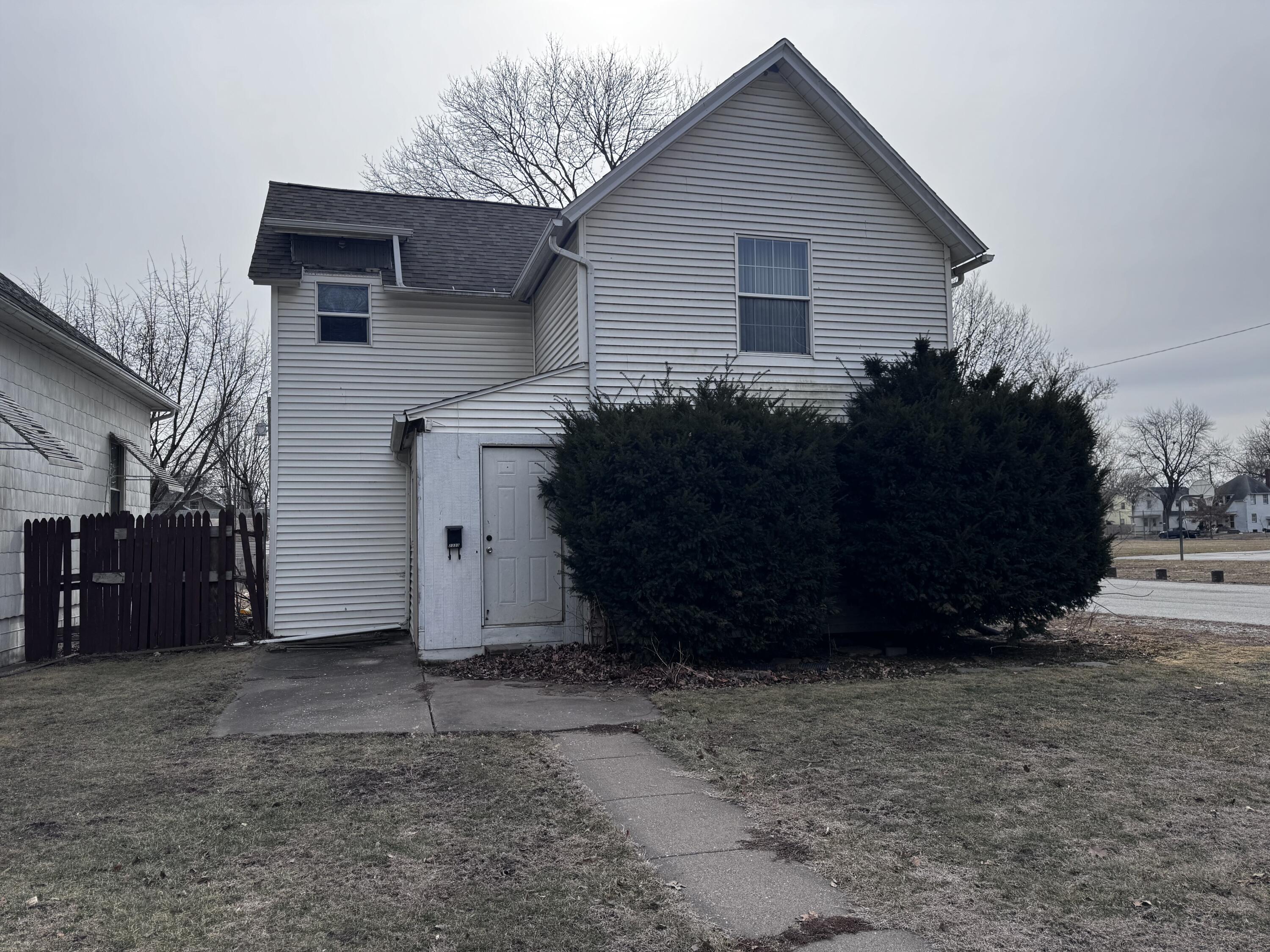 Photo 1 of 21 — 2333 HOBSON AVE, Davenport, IA 52802
