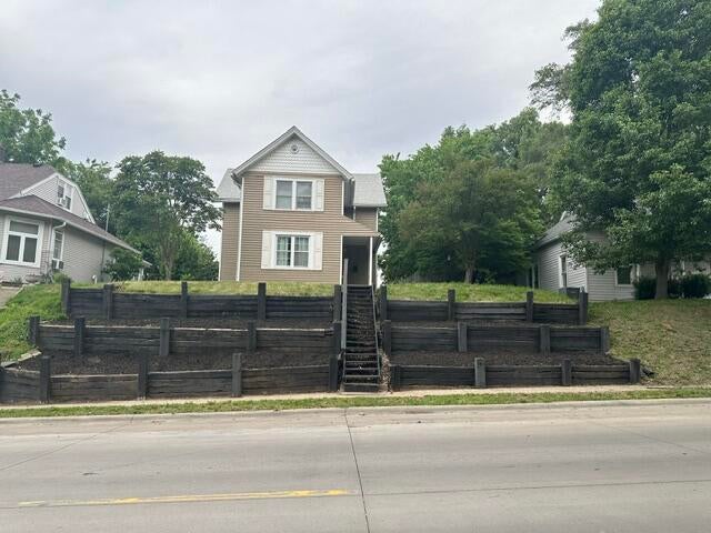 707 W 8TH ST - Photo 2