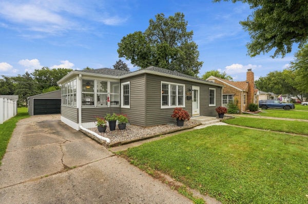 2506 7 1/2 ST, EAST MOLINE, IL 61244 - Image a15fc85ea39cda4f361982e834abbf2e/3987377274
