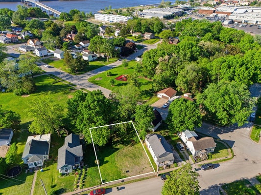 1202 E 4TH ST, MUSCATINE, IA 52761 - Image a66a16c13b5f050099bdf64efe22984e/701202482