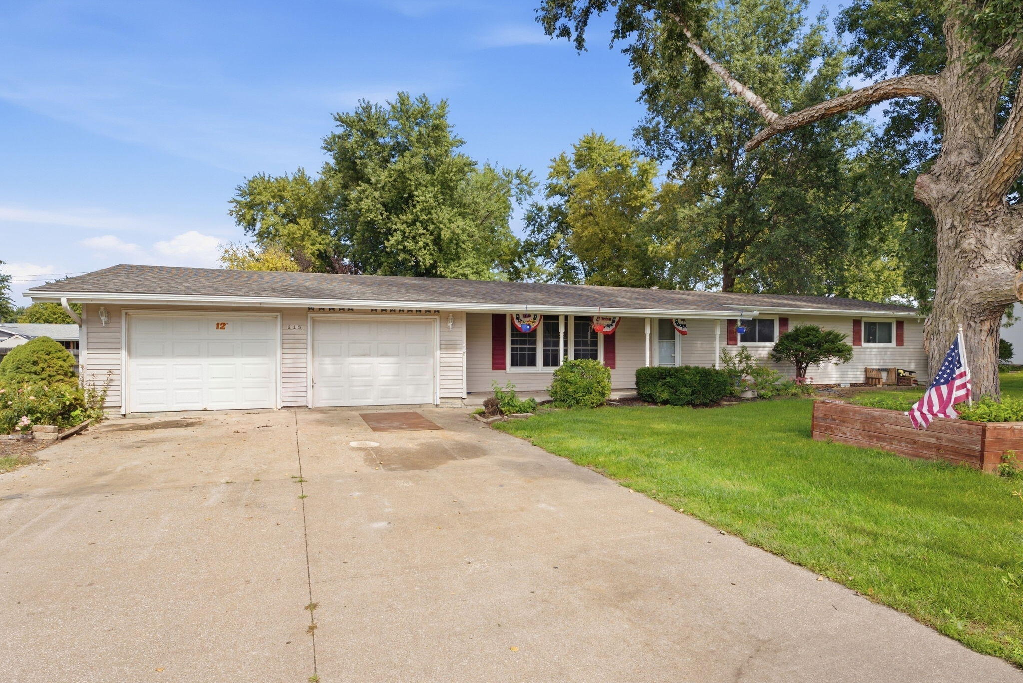 215 W PRAIRIE ST - Photo 2
