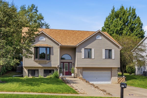 2923 PROVENCE LN, MUSCATINE, IA 52761 - Image c27d04ed2d89c7e7fbedf3a56323bbf0/3142236905