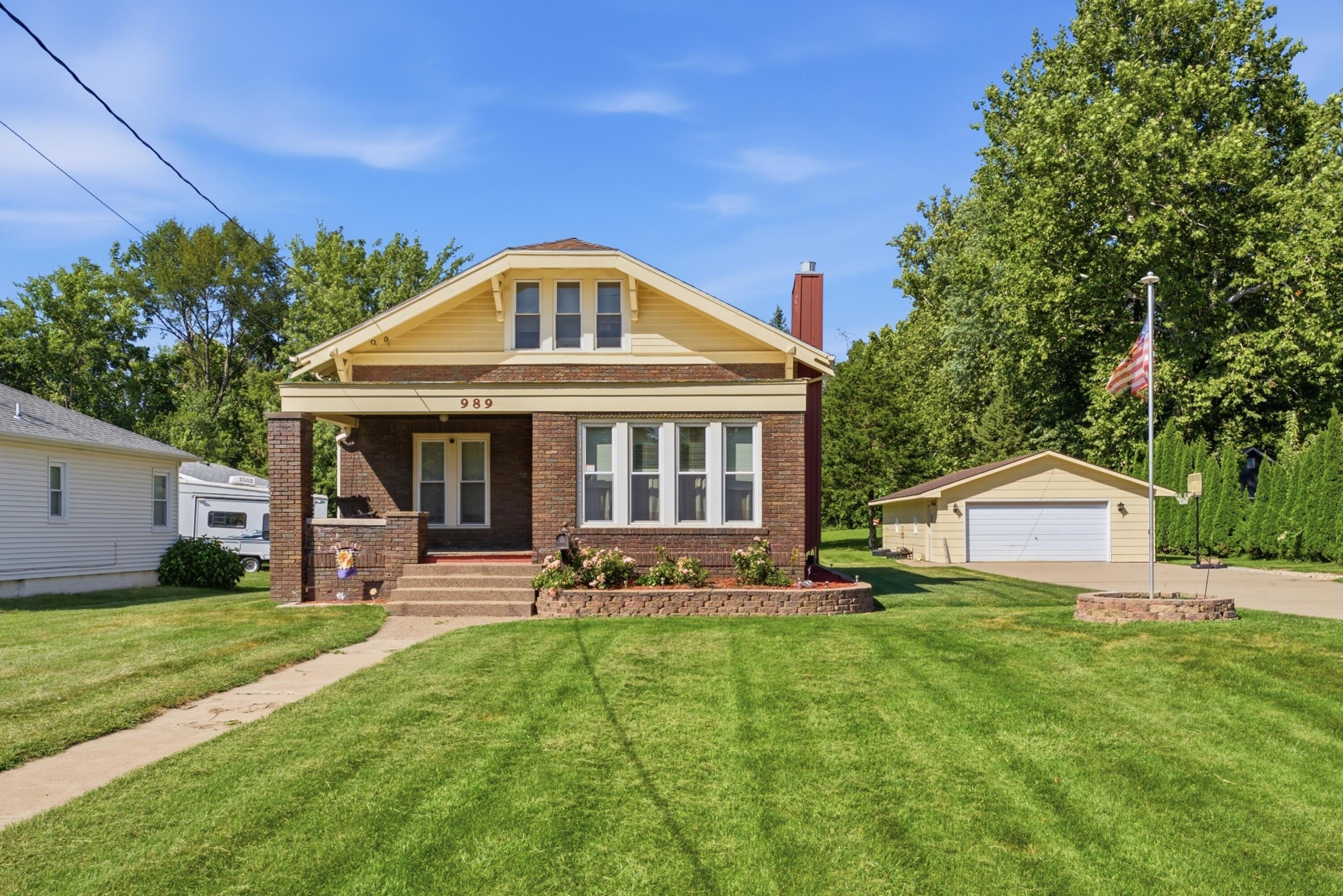 989 NEWELL - Photo 2