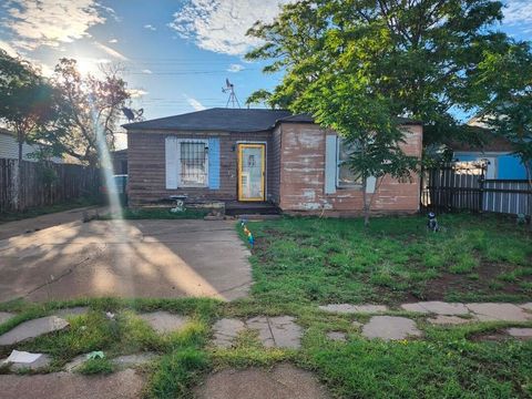 Photo of 2609 Avenue K, Lubbock, TX 79411 (MLS # 202605973)
