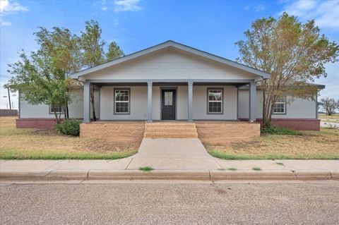 Photo of 1520 N 7th Street, Tahoka, TX 79373 (MLS # 202605588)