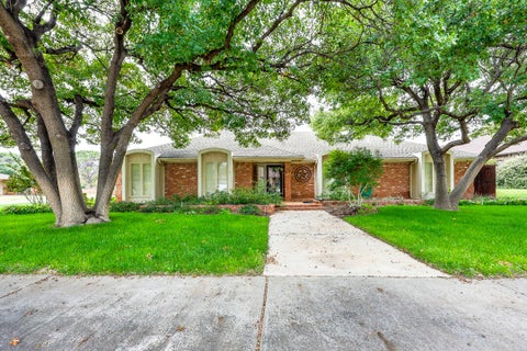 Photo of 17 Whisperwood Circle, Lubbock, TX 79416 (MLS # 202614753)