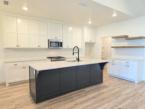Photo of 1021 N Fulton Avenue, Lubbock, TX 79416 (MLS # 202610309)