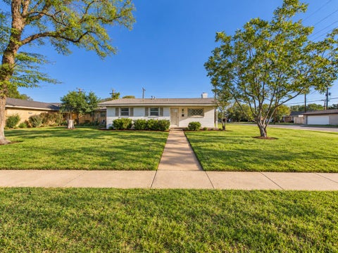 Photo of 5502 8th Street, Lubbock, TX 79416 (MLS # 202613920)