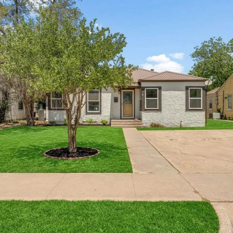 Photo of 2426 31st Street, Lubbock, TX 79411 (MLS # 202606658)