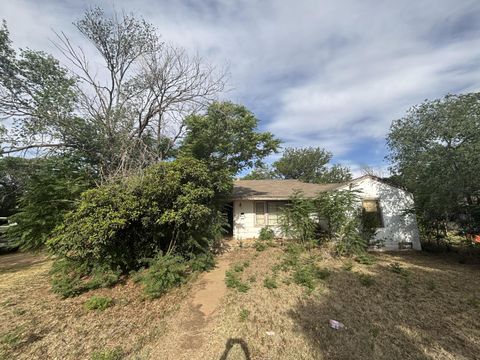Photo of 211 Avenue D, Abernathy, TX 79311 (MLS # 202606800)