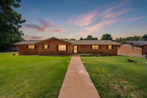Photo of 2501 N 2nd Street, Tahoka, TX 79373 (MLS # 202606616)