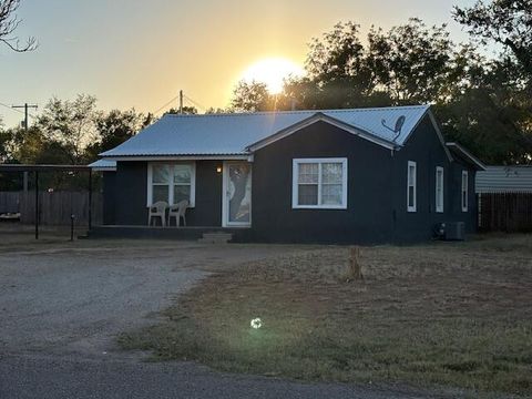 Photo of 1429 Avenue L, Tahoka, TX 79373 (MLS # 202605908)