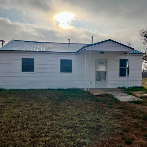 Photo of 303 Avenue F, Levelland, TX 79336 (MLS # 202609002)