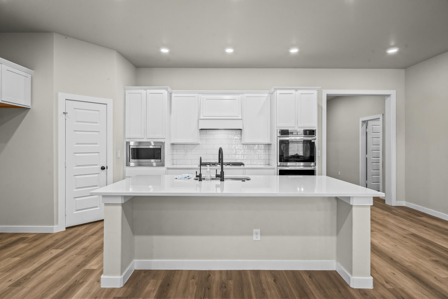 2711 Volney Ave-24