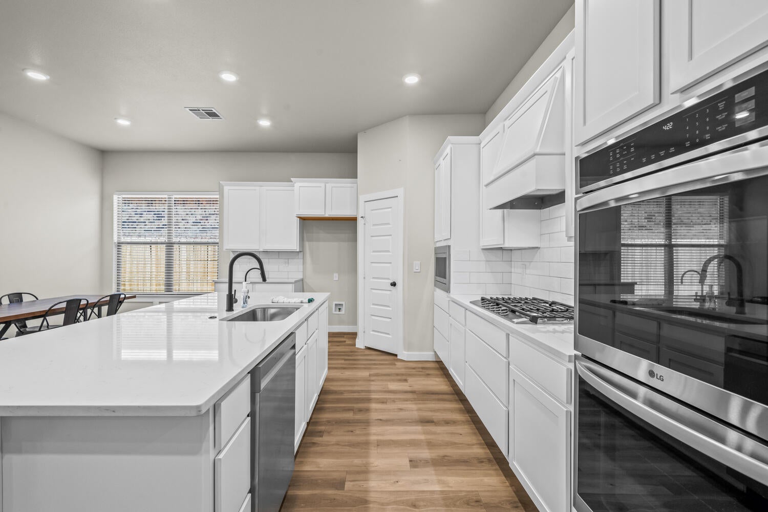 2711 Volney Ave-22