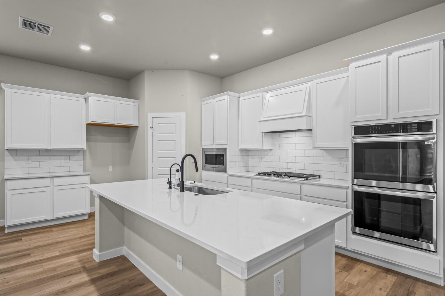 2711 Volney Ave-21
