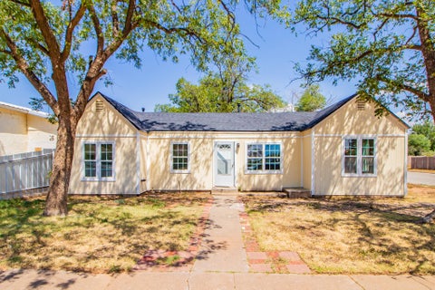 Photo of 1501 8th Street, Levelland, TX 79336 (MLS # 202612037)