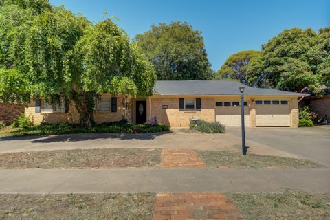 Photo of 6822 Nashville Avenue, Lubbock, TX 79413 (MLS # 202613446)