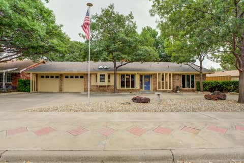 Photo of 6811 Nashville Avenue, Lubbock, TX 79413 (MLS # 202609871)