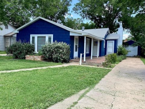 Photo of 2114 29th Street, Lubbock, TX 79411 (MLS # 202610205)