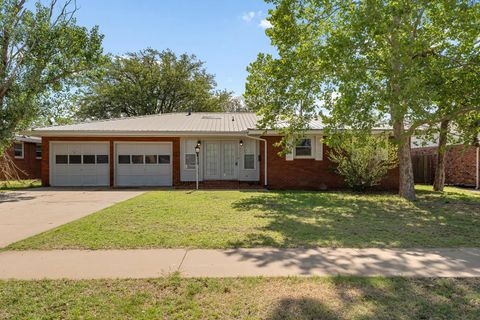Photo of 1204 Ennis Street, Plainview, TX 79072 (MLS # 202607218)