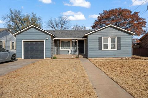 Photo of 3004 33rd Street, Lubbock, TX 79410 (MLS # 202606396)