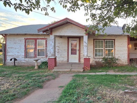Photo of 104 N Avenue N, Lamesa, TX 79331 (MLS # 202613859)