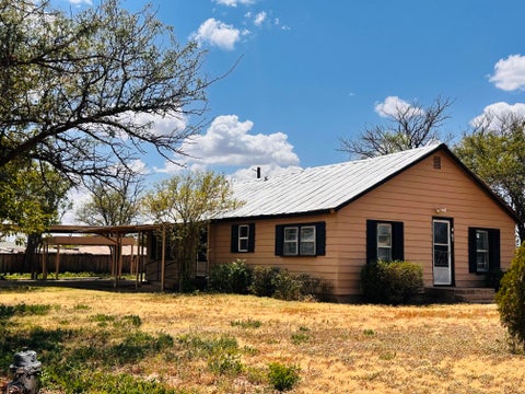 Photo of 401 W Ross Street, Floydada, TX 79235 (MLS # 202613989)