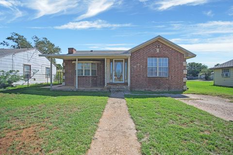 Photo of 906 N 3rd Street, Brownfield, TX 79316 (MLS # 202606791)
