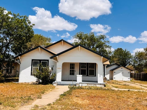 Photo of 516 W Virginia Street, Floydada, TX 79235 (MLS # 202613301)