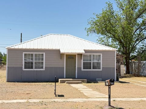 Photo of 108 Hicks Place, Levelland, TX 79336 (MLS # 202607018)