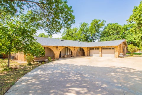 Photo of 905 W Mississippi Street, Floydada, TX 79235 (MLS # 202611205)