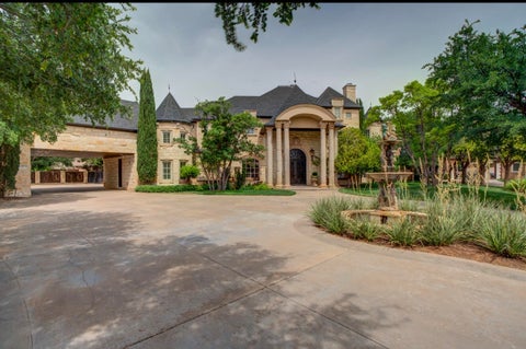 Photo of 11002 Richmond Avenue, Lubbock, TX 79424 (MLS # 202614048)
