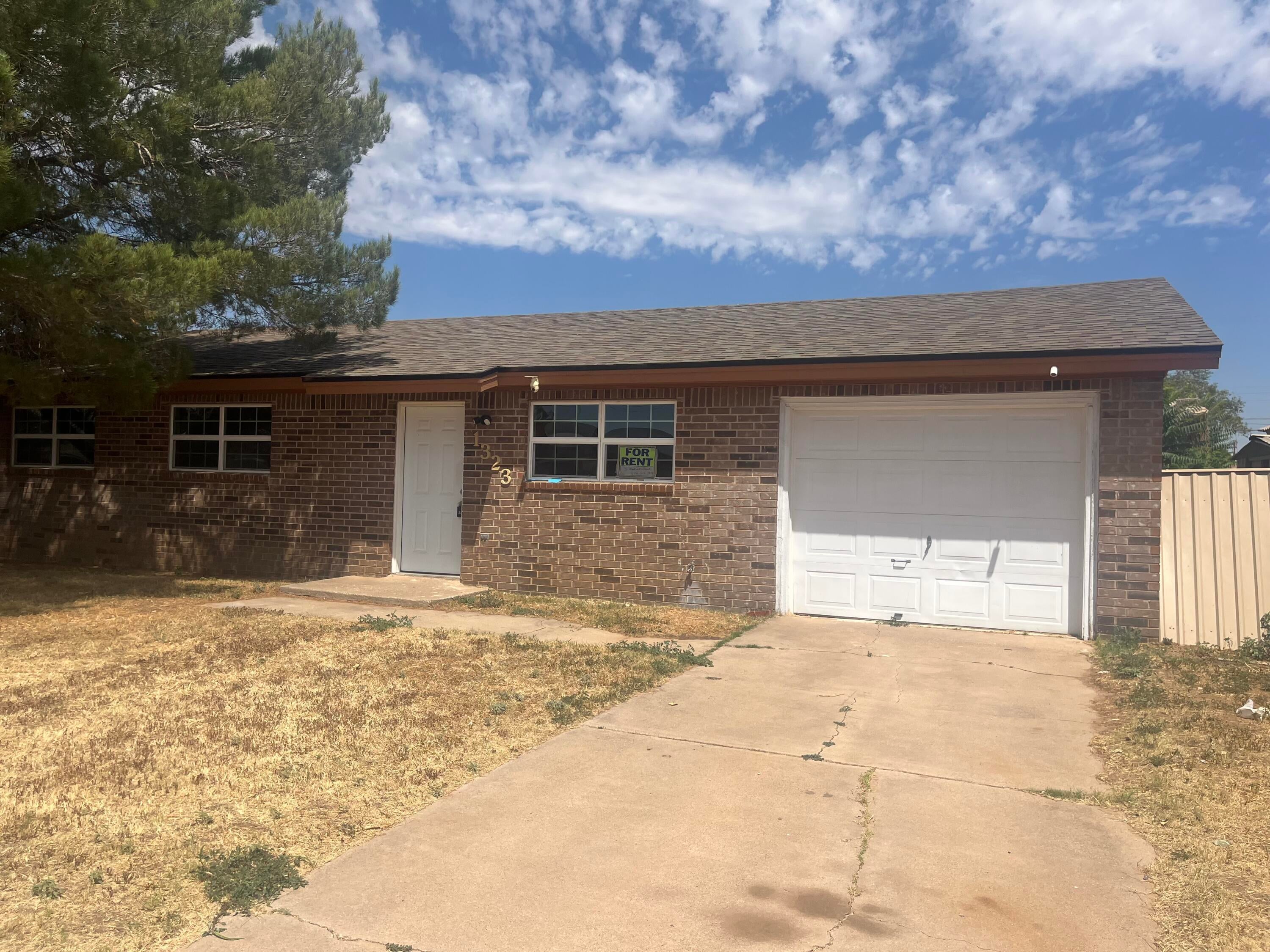1323 W 7th Street - Photo 2