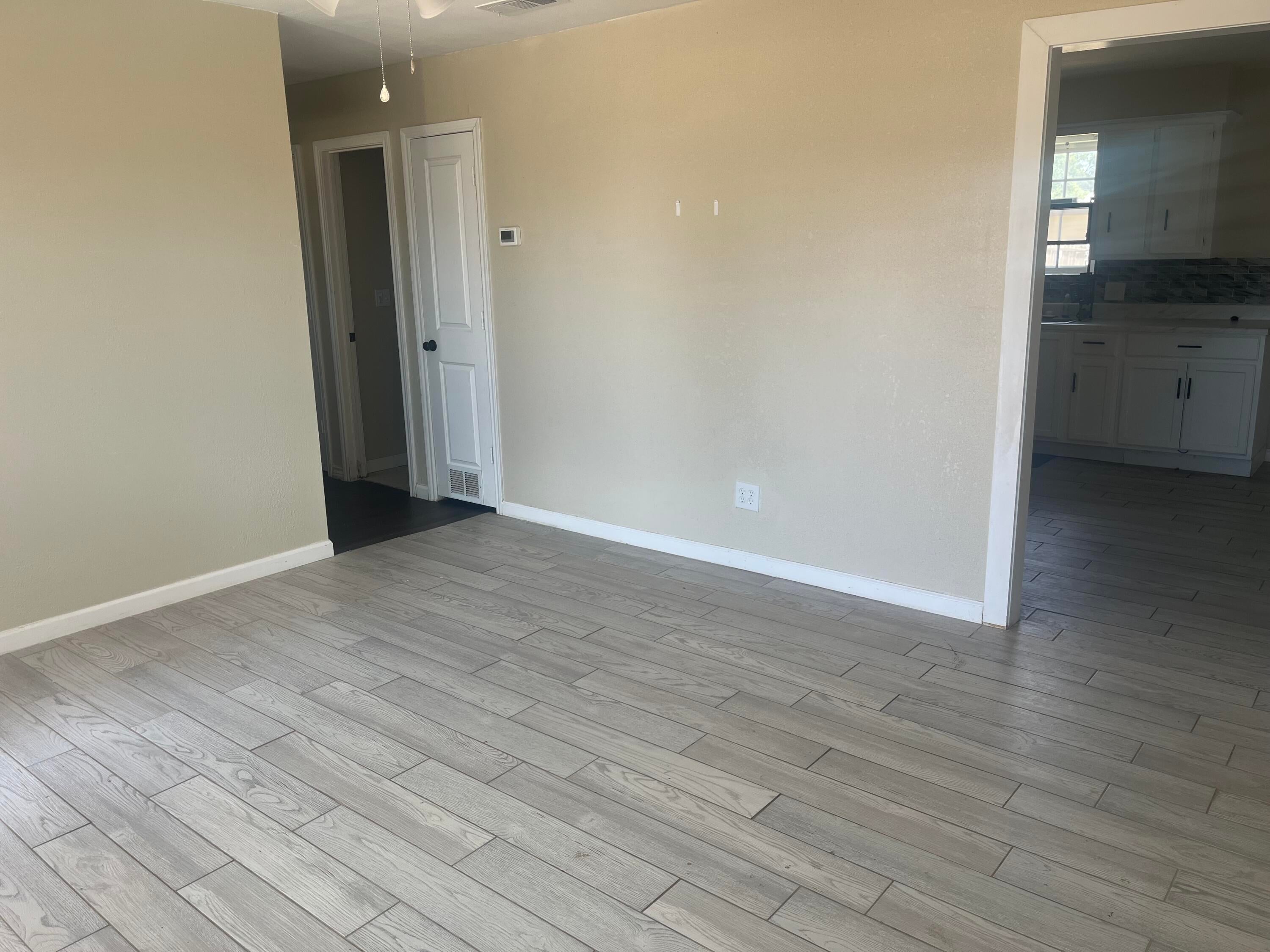 1323 W 7th Street - Photo 4