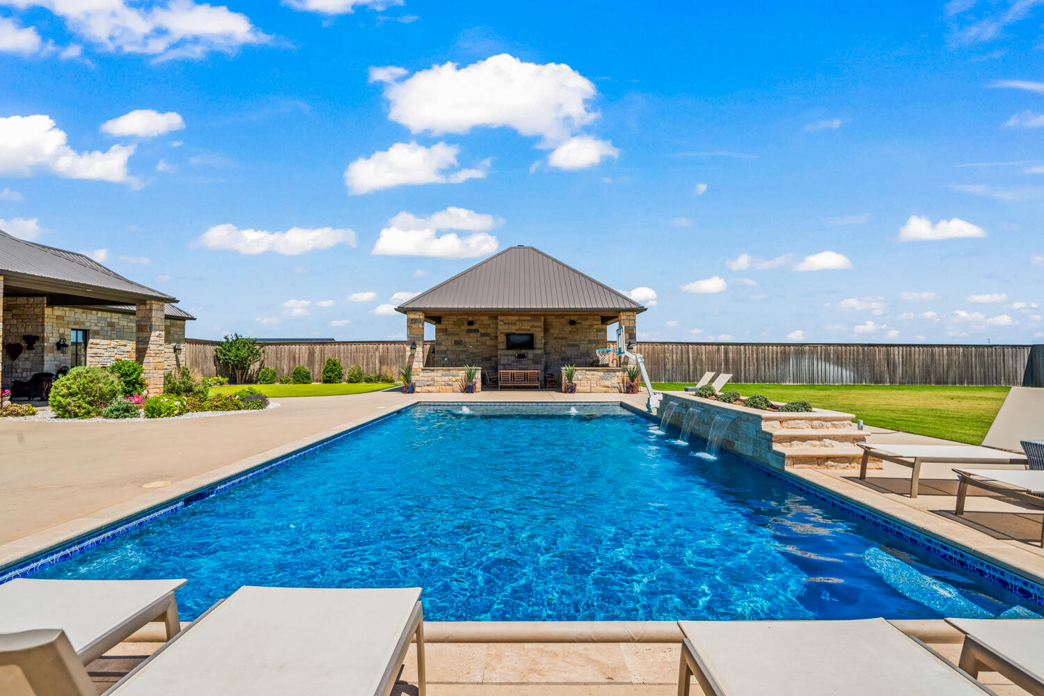 8216 E County Road 6100