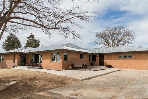 Photo of 930 Sun Road, Plainview, TX 79072 (MLS # 202605335)