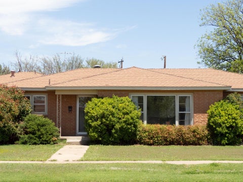 Photo of 824 W Tennessee Street, Floydada, TX 79235 (MLS # 202609915)
