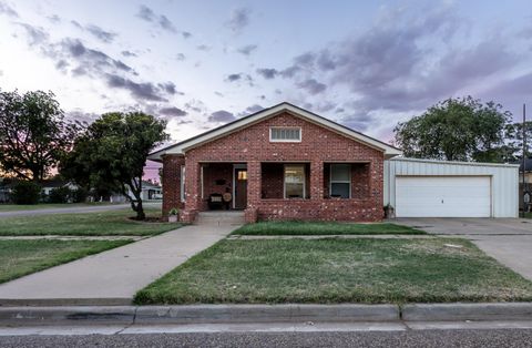 Photo of 450 W Lubbock Street, Slaton, TX 79364 (MLS # 202606328)