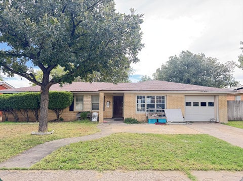 Photo of 605 SW Avenue J, Seminole, TX 79360 (MLS # 202614456)